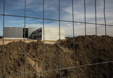 Etrafı çitlerle çevrili bir inşaat alanı.