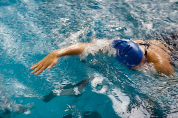 Nadadora femenina en una piscina cubierta — Foto de Stock