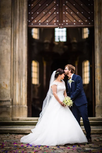 Junges Hochzeitspaar am Hochzeitstag — Stockfoto