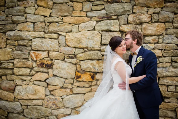 Giovane coppia di nozze il giorno del loro matrimonio — Foto Stock