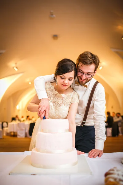 Bruden och brudgummen skär bröllopstårtan — Stockfoto