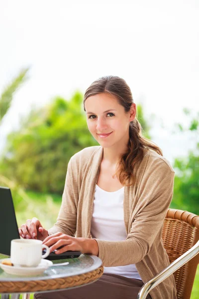 Hübsche junge Frau arbeitet an ihrem Computer — Stockfoto