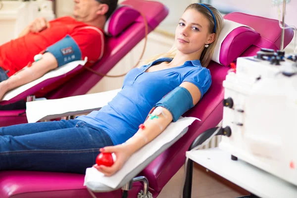 Mujer donando sangre en un hospital moderno — Foto de Stock