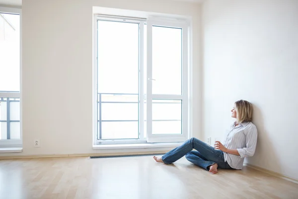 Just moved in beautiful young woman — Stock Photo, Image