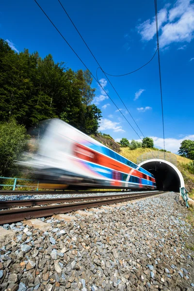 Szybki pociąg przechodzi przez tunel w piękny letni dzień — Zdjęcie stockowe