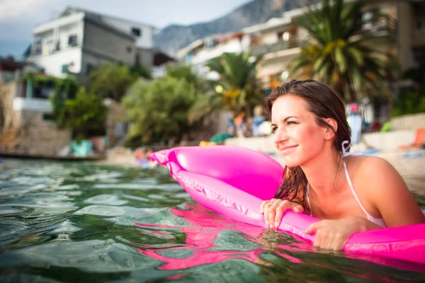 Jeune femme profiter d'une journée à la plage — Photo