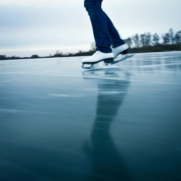 Jovem mulher patinação no gelo ao ar livre — Fotografia de Stock