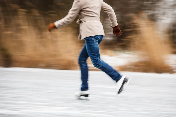 Junge Frau beim Eislaufen im Freien — Stockfoto