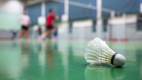 Quadras de badminton com jogadores competindo — Fotografia de Stock