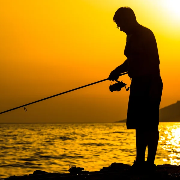 Silhueta de pescador na praia — Fotografia de Stock