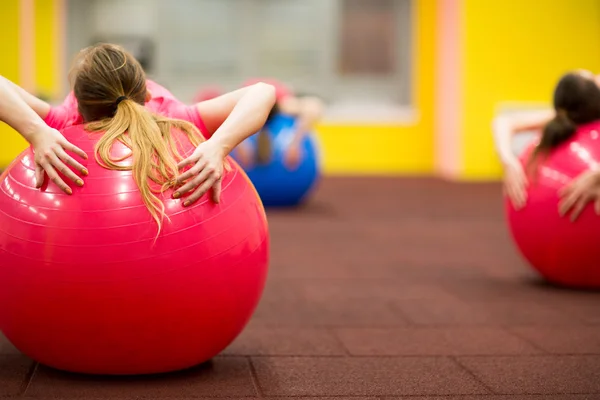 Groep mensen in een pilates klasse in de sportschool — Stockfoto