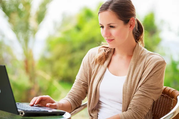 Mooie jonge vrouw die werkt op haar computer — Stockfoto