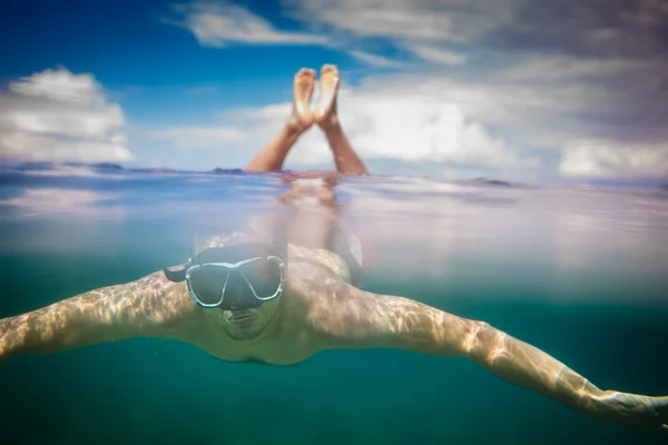 Joven snorkeler macho buceo en — Foto de Stock
