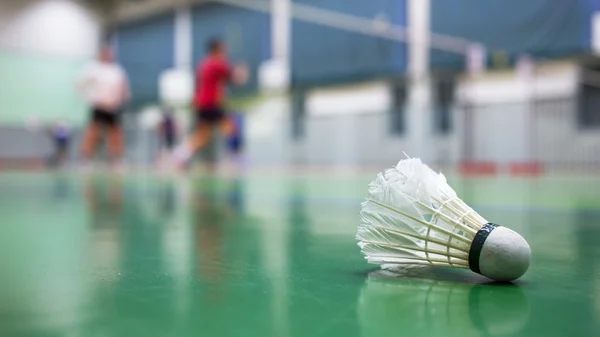 Badminton kortu oyuncularla rekabet — Stok fotoğraf