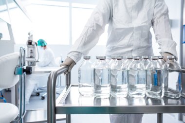 Şişeler bir laboratuvarda sıvı ile