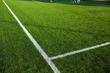 Bir futbol sahasının çimlerini biçmek.