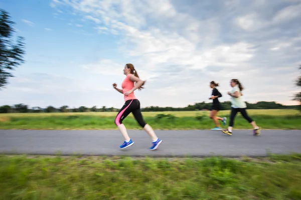 Jonge vrouw rennend buiten — Stockfoto