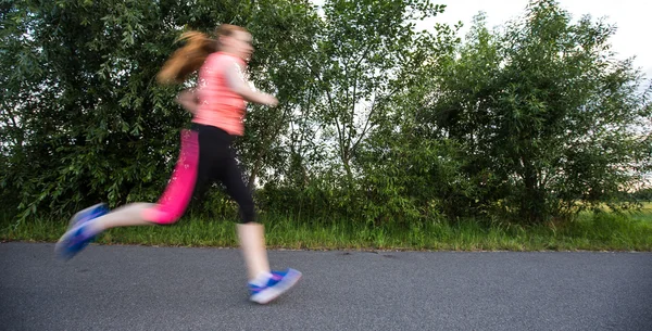 Молодая женщина бежит на улице — стоковое фото