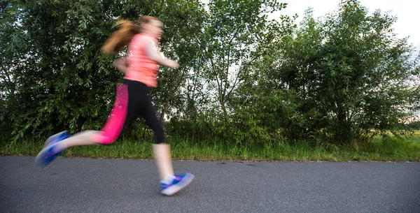 Giovane donna che corre all'aperto — Foto Stock