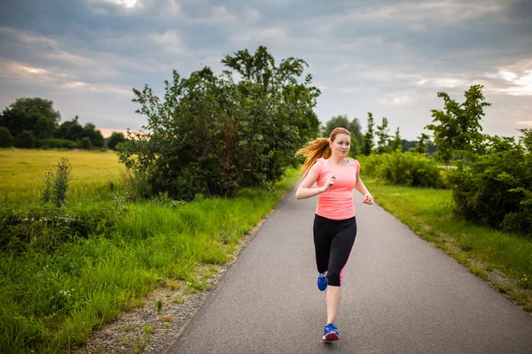 Mujer joven corriendo al aire libre — Foto de Stock
