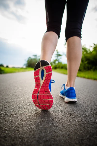 Giovane donna che corre all'aperto — Foto Stock