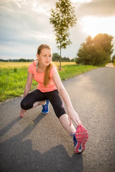 Jonge vrouw rennend buiten — Stockfoto