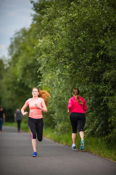 Jonge vrouw rennend buiten — Stockfoto