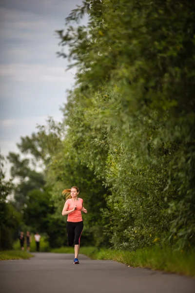 Ung kvinna springer utomhus — Stockfoto