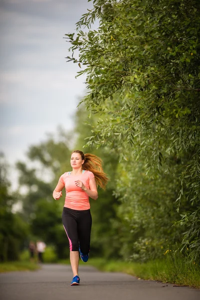밖에서 뛰고 있는 젊은 여자 — 스톡 사진