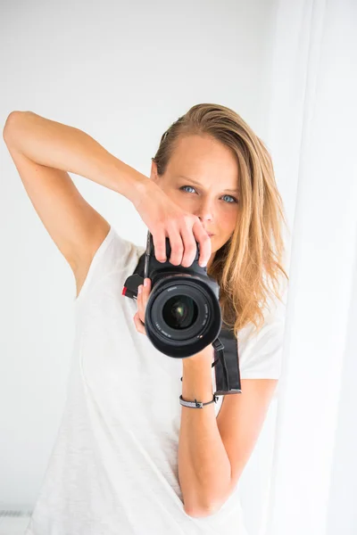 Hezká, samice fotograf s digitálním fotoaparátem — Stock fotografie