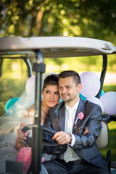 Young wedding couple on their wedding day — Stock Photo, Image