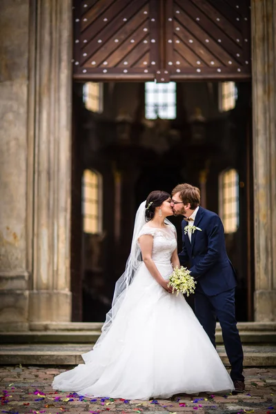 Young wedding couple on their wedding day — Stock Photo, Image