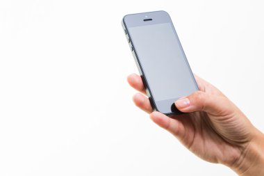 Kadın el beyaz izole bir akıllı telefon tutarak