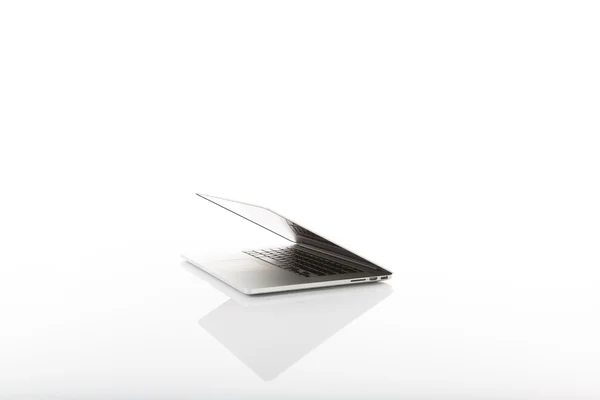 Moderner Laptop-Computer auf weiß — Stockfoto
