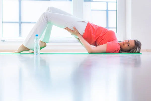 Hübsche junge Frau macht Yoga-Übungen zu Hause — Stockfoto