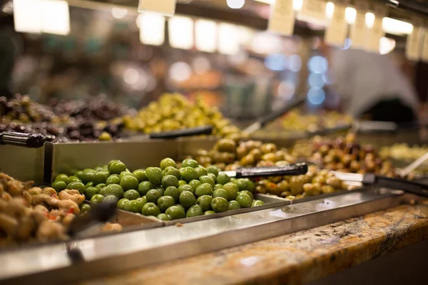 Оливки в продаже / дисплей на продовольственном рынке / в продуктовом магазине — стоковое фото