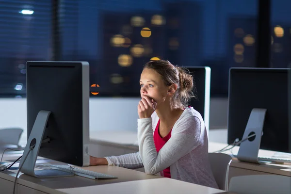 Csinos, fiatal női főiskolai hallgató használ egy iskolapad számítógép/pc — Stock Fotó