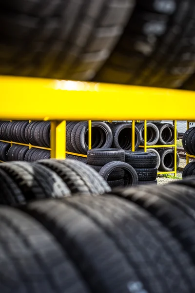 Neumáticos a la venta en una tienda de neumáticos — Foto de Stock