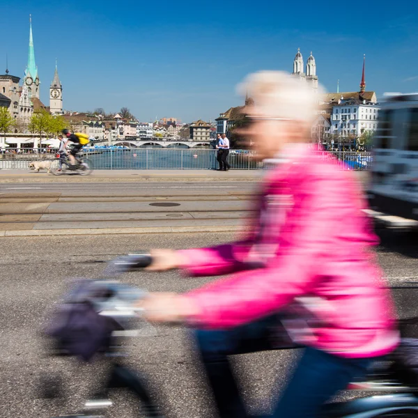 Zurich stadsbilden med rörelse suddig stadstrafik — Stockfoto