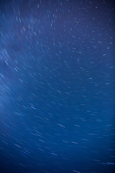 Senderos de estrellas en el cielo nocturno — Foto de Stock