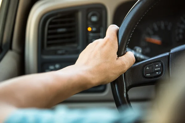 Driver's hands on the steering wheel — Stock Photo, Image
