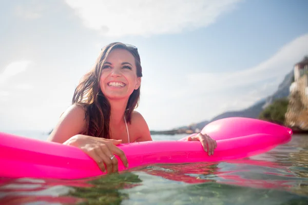 Jolie, jeune femme profitant d'une journée à la plage — Photo