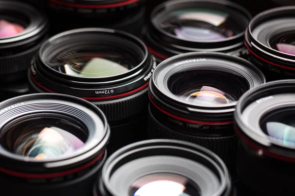 Moderna kameraobjektiv med reflektioner, låg nyckel bild — Stockfoto