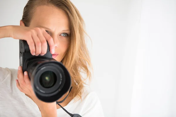 Vacker, kvinnlig fotograf med digitalkamera — Stockfoto