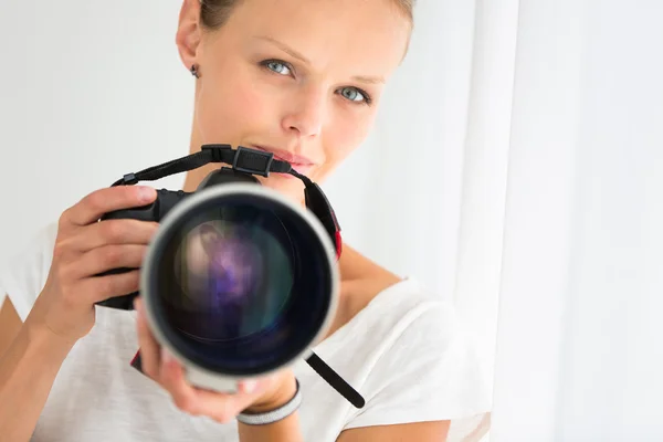 Fotógrafa bonita e feminina com câmara digital — Fotografia de Stock