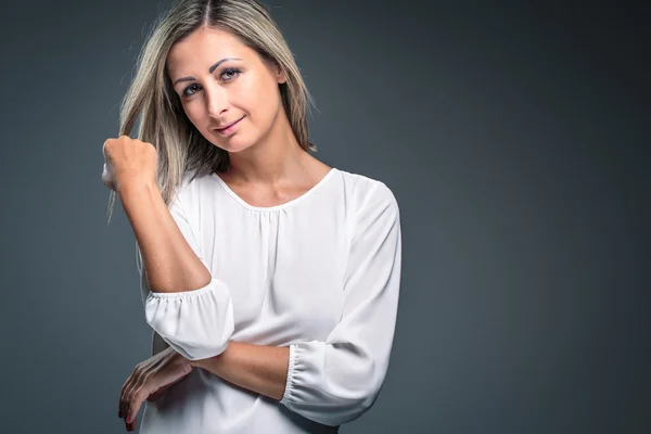 Retrato de uma loira muito atraente, jovem mulher — Fotografia de Stock