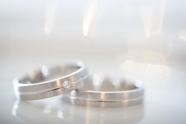 Dos espléndidos anillos de boda en un día de bodas — Foto de Stock
