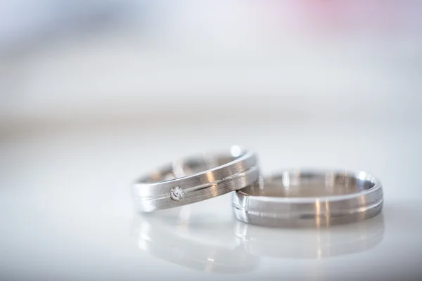 Dos espléndidos anillos de boda en un día de bodas — Foto de Stock