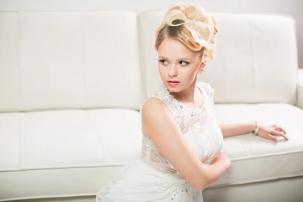 Gorgeous bride on her wedding day — Stock Photo, Image