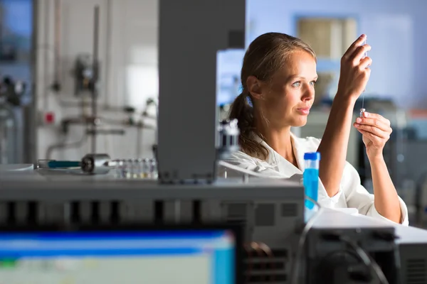 Vrouwelijke onderzoeker doen van onderzoek in een lab — Stockfoto